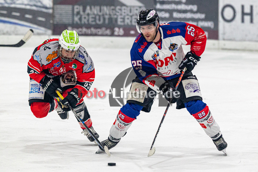 TSV Peißenberg Miners vs ESC Dorfen Eispiraten | Eishockey Bayernliga 2023/2024, TSV Peißenberg Miners vs ESC Dorfen Eispiraten, 20231229,
Kampf um den Puck Florian KANZELSBERGER (Eispiraten 25) und Moritz BIRKNER (Miners 95),
2023-12-29 in Peißenberg (Eisstadion)
95 Moritz BIRKNER (Miners 95), 25 Florian KANZELSBERGER (Eispiraten 25)
Copyright: WolfgangxLindner foto-lindner.de