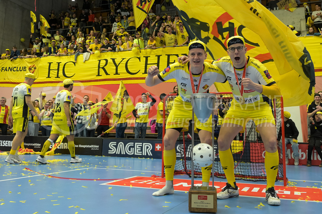 Zug United vs HC Rychenberg - 22. February 2025 | Zug United vs HC RychenbergSporthalle Wankdorf, BernNiklas Rutz (#21 HC Rychenberg Winterthur) und Michel Wöcke (#22 HC Rychenberg Winterthur) mit dem Pokal.Bild: Sportfotografie Markus Aeschimann | www.markus-aeschimann.ch - Realisiert mit Pictrs.com