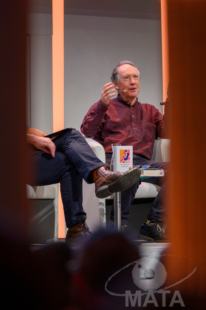 _DWA4918 | Ian McEwan bei der lit.Cologne 2023 Veranstaltung 'Ian McEwan. Ein Jahrhundertschriftsteller gibt Auskunft' in der Flora Köln.. Köln, 07.03.2023 - Realisiert mit Pictrs.com