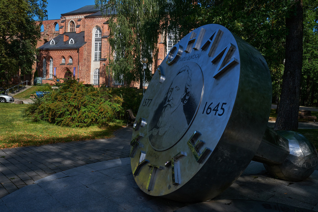 Denkmal Johan Skitty  vor der Universität von Tartu | Tartu, Estland - August 23, 2022: Denkmal Johan Skitty  vor der Universität von Tartu. - Realisiert mit Pictrs.com