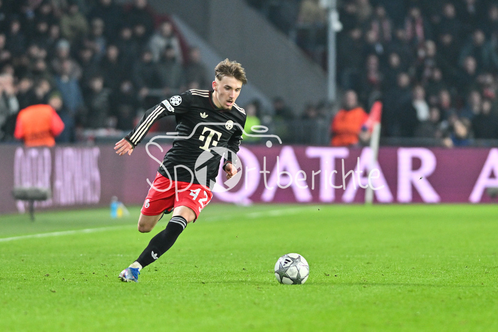 PSV Eindhoven - FC Bayern München | EINDHOVEN, NETHERLANDS - 28. JANUARY: am Ball Lennart KARL (FC Bayern Munich 42) während dem Match zwischen PSV Eindhoven und dem FC Bayern München am 8. Spieltag der UEFA Champions League Gruppenphase im Philips Stadion