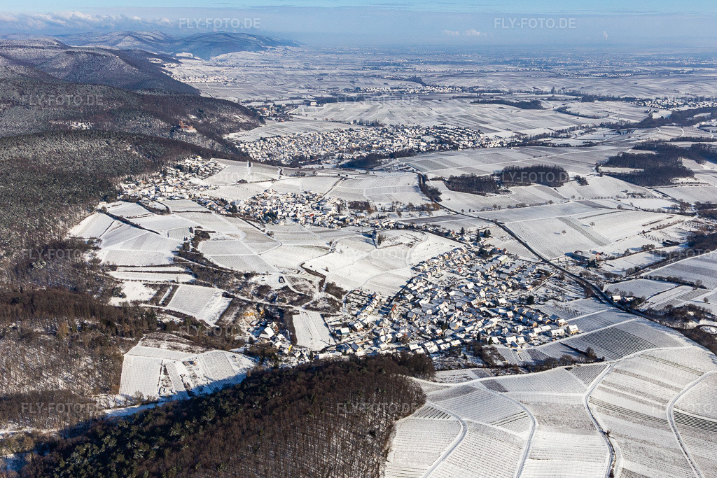 Luftbild: Winterlich schneebedeckte Dorfkern am Rande von Weinbergen und Winzer- Gütern im Weinbaugebiet Südliche Weinstraße in Gleishorbach im Ortsteil Gleishorbach in Gleiszellen-Gleishorbach im Bundesland Rheinland-Pfalz in Deutschland. Foto: IMG_124407.jpg vom 11.02.2021 durch Werner Riehm/FLY-FOTO.de
