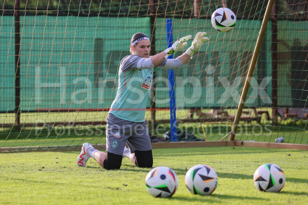 Fussball, Google Pixel Frauen-Bundesliga, Training SV Werder Bremen | v.li.: Johanna Wende (Torhüterin, Torwart, SV Werder Bremen, 25) bei einer Trainingsübung