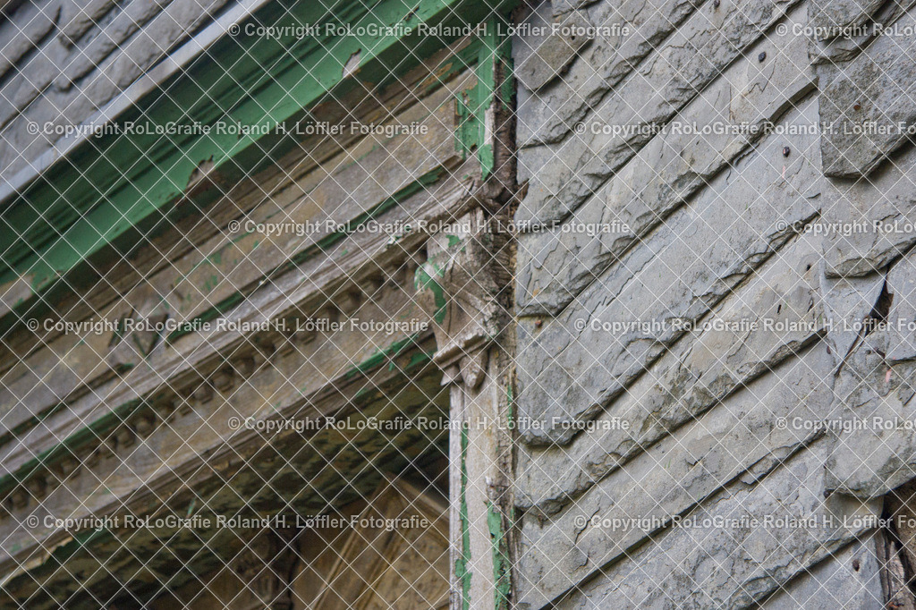 Altes-Haus-08-F | Details eines alte Hauses, Hauseingang Verzierung - Realisiert mit Pictrs.com