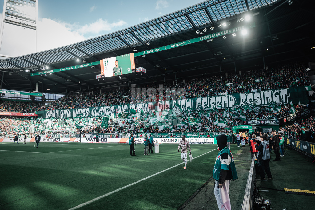 Fußball | Männer | Saison 2025/2026 | 1. Fußball-Bundesliga | 6. Spieltag | SV Werder Bremen vs. FC St. Pauli | 04.10.2025 | Fankurve der Bremen Fans beim Einlauf mit einem Transparent Choreo Grün und Weiss Glänz Die Kurve Die Dich Feiernd Besingt