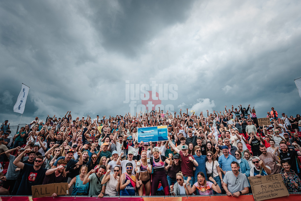 Beachvolleyball | Frauen | Allianz German Beach Tour 2025 | Tourstop Bremen | 15.06.2025 | v.l. Nele Barber und Melanie Gernert nach dem Turniersieg Siegerfoto mit den Fans