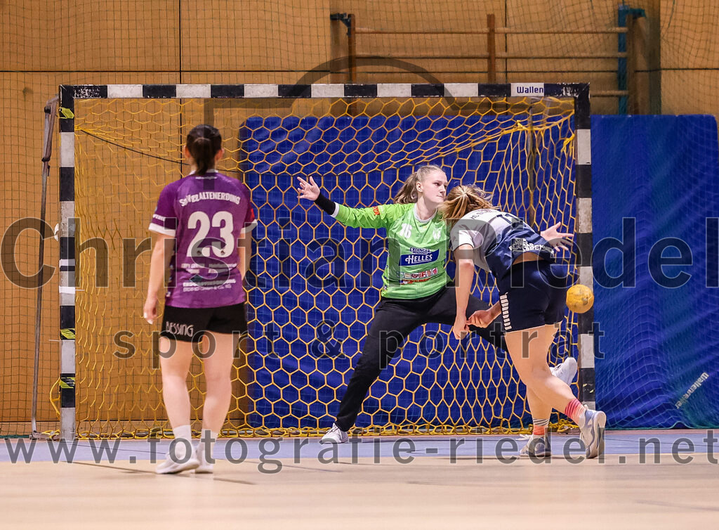 2024-11-24_085_SpVgg_Altenerding_gegen_HC_Donau-Paar_II | Erding, Deutschland, 24.11.2024:Handball, Bezirksoberliga Frauen Altbayern 2024 / 2024, 6. Spieltag, SpVgg Altenerding gegen HC Donau/Paar II, Endergebnis: 24:24Katharina Künstner (SpVgg Altenerding, #23), Lara Kullmann (SpVgg Altenerding, #16), Rebecca Rausch (TSV Dachau 65, #11)Foto: Christian Riedel / fotografie-riedel.net