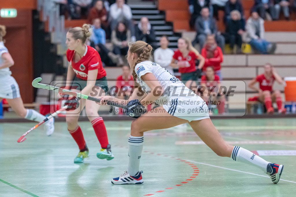 HK_20221126_101708 | 1. Bundesliga ( Halle ) Damen Crefelder HTC - Düsseldorfer HC am 27.11.2022 Crefelder HTC, Krefeld , Sophia Schwabe ( Düsseldorfer HC #18 )