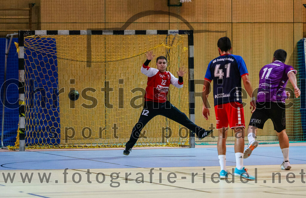 2023-10-14_042_SpVgg_Altenerding_gegen_HSG_Freising_Neufahrn | Erding, Deutschland, 14.10.2023:
Handball, Bezirksoberliga Männer 2023 / 2024, 4. Spieltag, SpVgg Altenerding gegen HSG Freising-Neufahrn, Endergebnis: 27:26

Torwart Niklas Schieck (HSG Freising-Neufahrn, #12), Lukas Monz (HSG Freising-Neufahrn, #41), Christian Loris (SpVgg Altenerding, #11)

Foto: Christian Riedel / fotografie-riedel.net