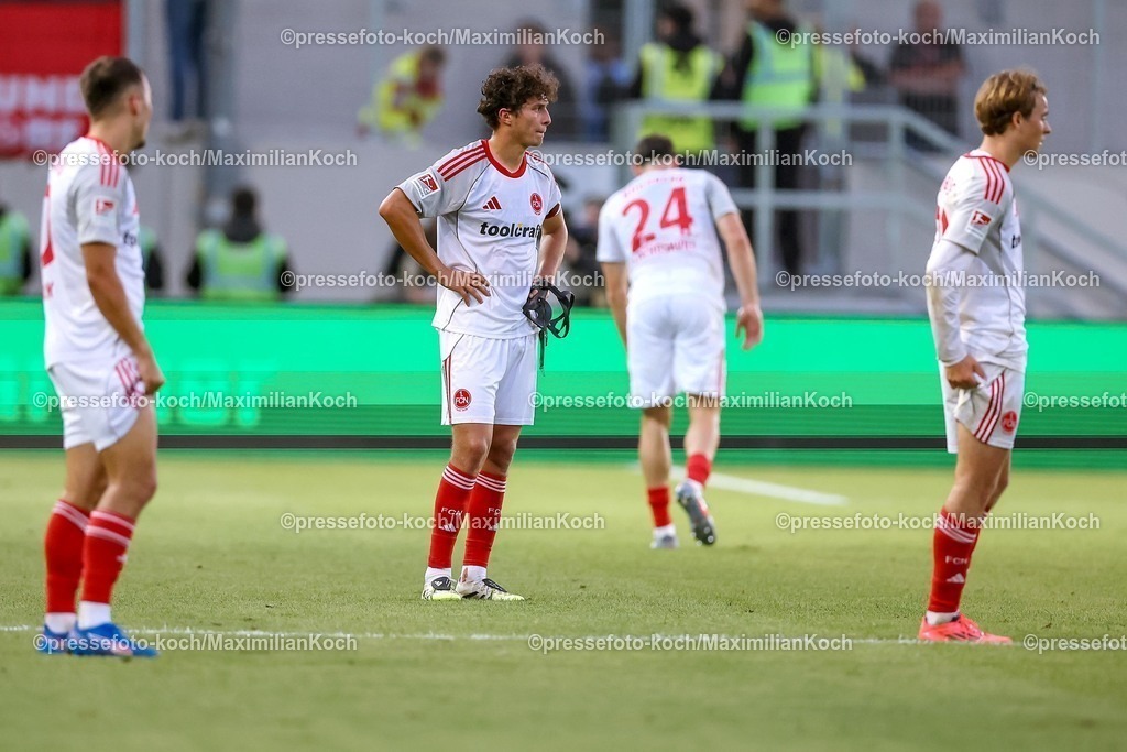 PRM22082501160 | 22.08.2025, Fußball, Preußen Münster - 1. FC Nürnberg, 2. Fußball Bundesliga,  Preußenstadion, Saison 2025 2026: Enttäuschung nach der 1:2 Niederlage für Nürnberg.  Fabio Gruber (1FC Nuernberg #04) Luka Lochoshvili (1FC Nuernberg #24) Caspar Jander (1FC Nuernberg #20)  enttäuscht auf dem SpielfeldDFB regulations prohibit any use of photographs as image sequences and or quasi-video.