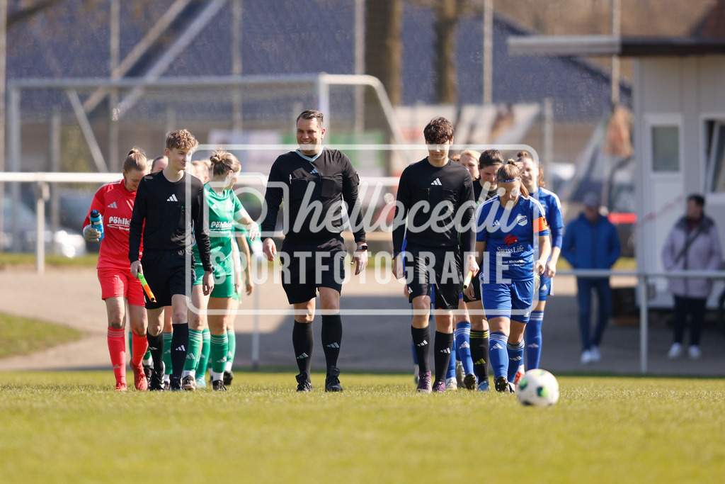Fußball I Frauen I Saison 2025-2026 I Oberliga Niedersachsen I 17. Spieltag I TuS Lutten - BW Hollage-9 | Dennis Meinders (Schiedsrichter) - Realisiert mit Pictrs.com