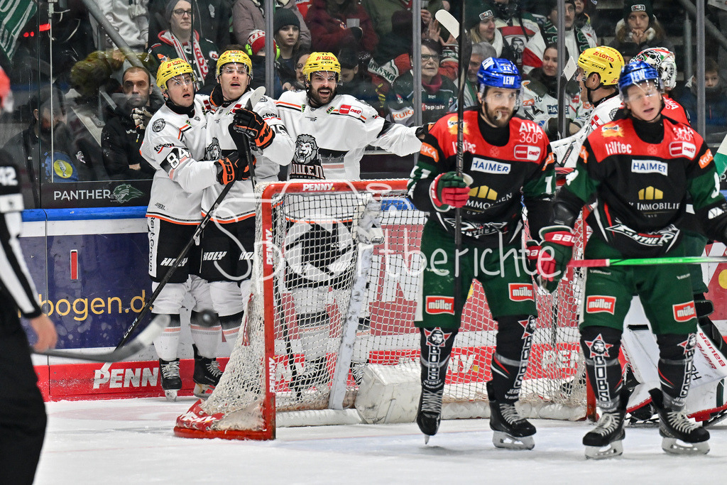 Augsburger Panther - Löwen Frankfurt  | Jubel der Gaeste nach dem Treffer zum 0-1 durch Daniel WIRT (Löwen Frankfurt #76) / Freude / Happy / Tor / Torschuetze / DEL: Augsburger Panther - Loewen Frankfurt, Curt Frenzel Stadion am 12.01.2025
