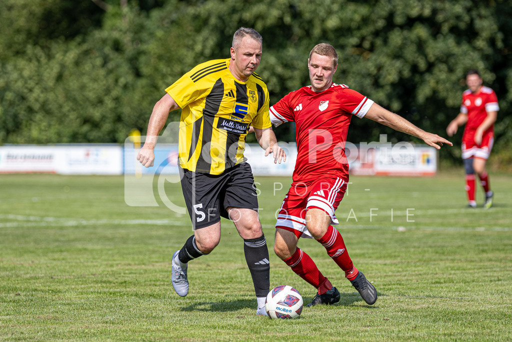 Wrestedt - Bovel_ Artur (rechts Patrick Oetzmann) vs Stadensen 090825 dlP | immodelaporte-sportfotos - Realisiert mit Pictrs.com