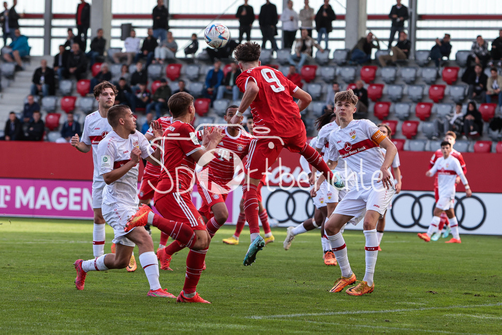 FC Bayern Muenchen U19 - VfB Stuttgart U19 | Luka KLANAC (FCB #9) legt einen Ball zurueck