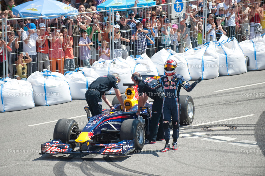 _DSC7010 | Sebastian Vettel beim spektakulären „Home Run“ in Heppenheim: Der Formel-1-Weltmeister fährt im Red-Bull-Rennwagen über die zur Rennstrecke umfunktionierte B3 in seiner Heimatstadt. Tausende Fans feiern ihren Lokalhelden.