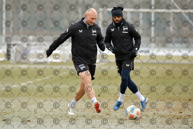 RGE_7628b | Hertha BSC, 2.Bundesliga, Herren, Training, Saison 2025/26, im Bild li. Toni Leistner  ( Hertha BSC ),  Deyovaisio Zeefuik ( Hertha BSC ), Dienstag, 03.02. 2026,     Fotograf:   Ralf Gebhardt - Realisiert mit Pictrs.com
