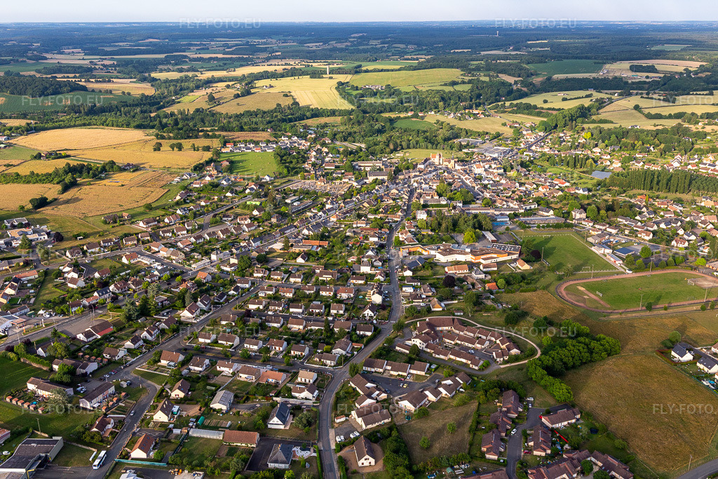 Vue aérienne: Vue de la ville à Bouloire dans le département Sarthe, France. Photo: IMG_132435.jpg prise le 14/06/2022 par Werner Riehm/FLY-FOTO.euRésolution de l'original: 5380 x 3587 px
