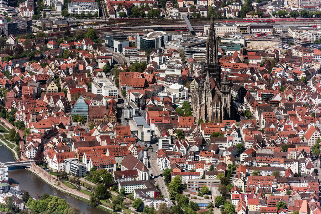 dr__0011774.jpg | ULM 10.05.2017 Stadtansicht des Innenstadtbereiches mit Ulmer Münster  in Ulm im Bundesland Baden-Württemberg, Deutschland. // City view of downtown area with Ulmer Muenster in Ulm in the state Baden-Wuerttemberg, Germany. Foto: Daniel Reiter