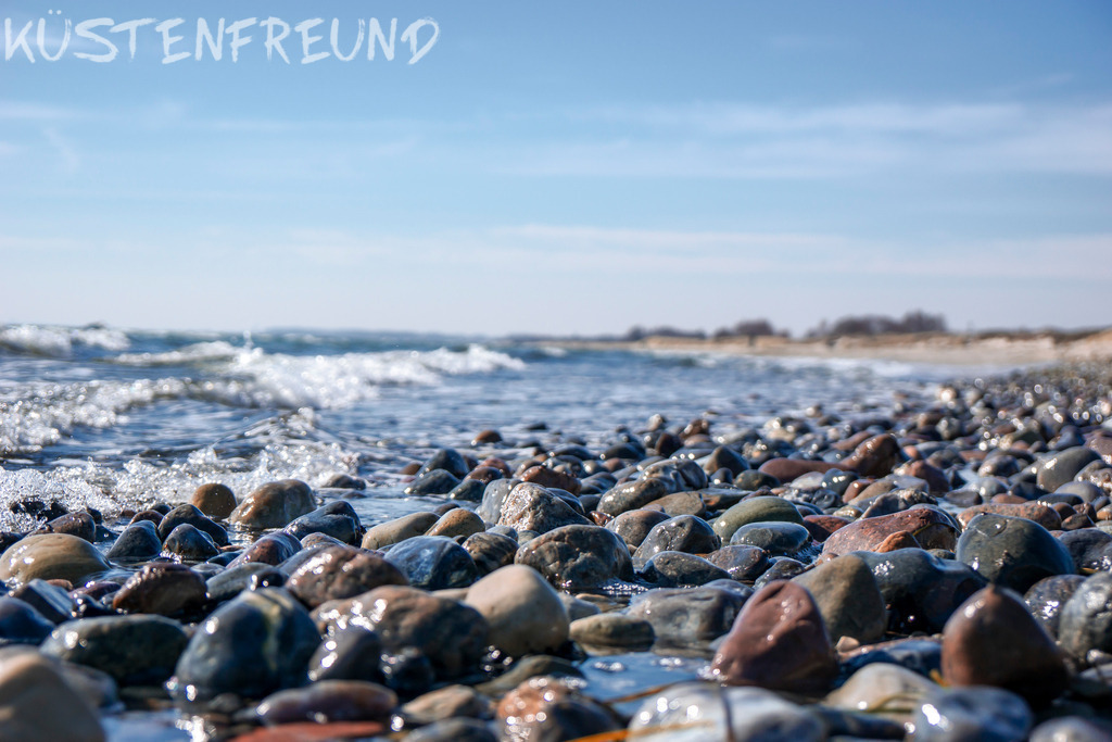 Steine am Spülsaum // Ostsee Strand | Entdecke deine Lieblingslandschaft von der Küste – auf Ostsee Leinwand, Nordsee Leinwand, Alu Dibond oder Acrylglas, passend für jeden Geschmack und Raum.