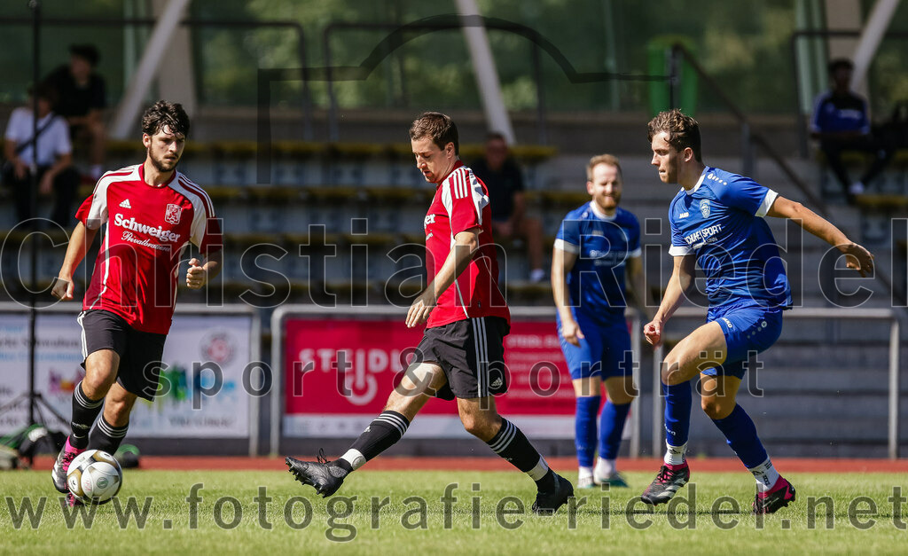2023-09-16_026_SG_Markt_Schwaben_gegen_ASV_Glonn | Markt Schwaben, Deutschland, 16.09.2023:
Fußball, Kreisklasse 2023 / 2024, 5. Spieltag, (SG) Markt Schwaben gegen ASV Glonn, Endergebnis: 3:0

Nicolai Wagner-Liebetrau (SG Markt Schwaben, #11), Florian Niederdorf (SG Markt Schwaben, #4), Valentin Hain (ASV Glonn, #10)

Foto: Christian Riedel / fotografie-riedel.net