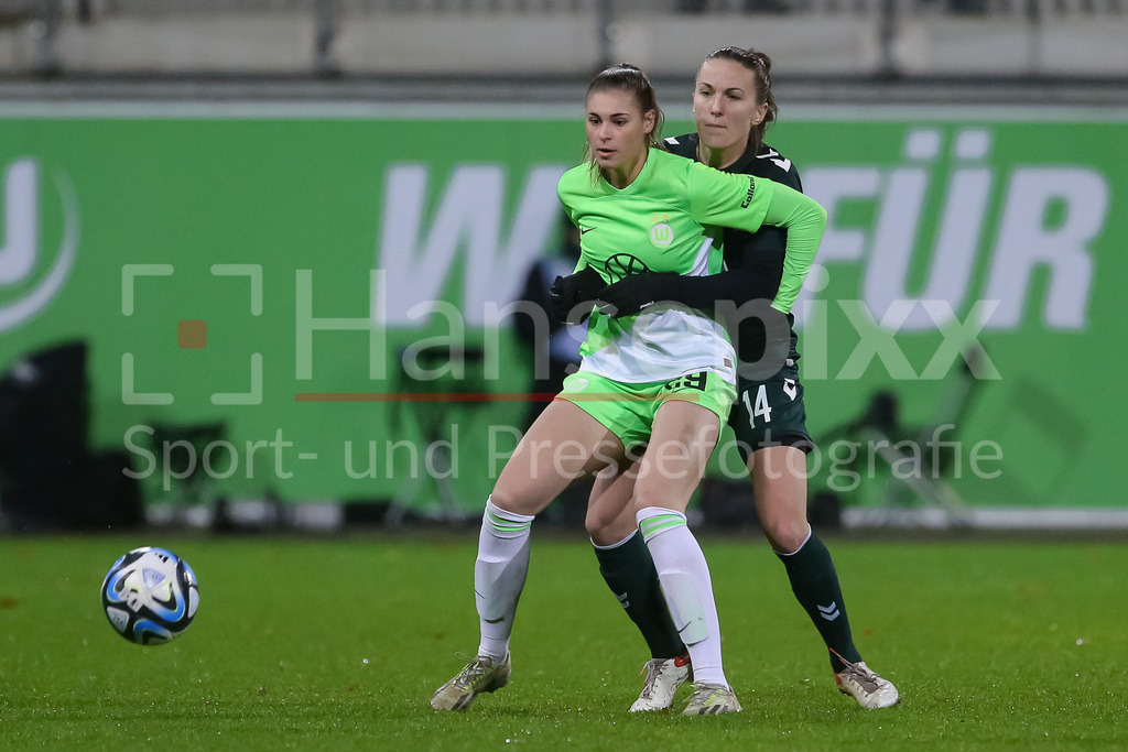Fussball, DFB-Pokal Frauen, VfL Wolfsburg - SV Werder Bremen | v.li.: Jule Brand (VfL Wolfsburg, 29) und Michaela Brandenburg (SV Werder Bremen, 14) im Zweikampf, Duell, Dynamik, Aktion, Action, Spielszene, DIE DFB-RICHTLINIEN UNTERSAGEN JEGLICHE NUTZUNG VON FOTOS ALS SEQUENZBILDER UND/ODER VIDEOÄHNLICHE FOTOSTRECKEN. DFB REGULATIONS PROHIBIT ANY USE OF PHOTOGRAPHS AS IMAGE SEQUENCES AND/OR QUASI-VIDEO.