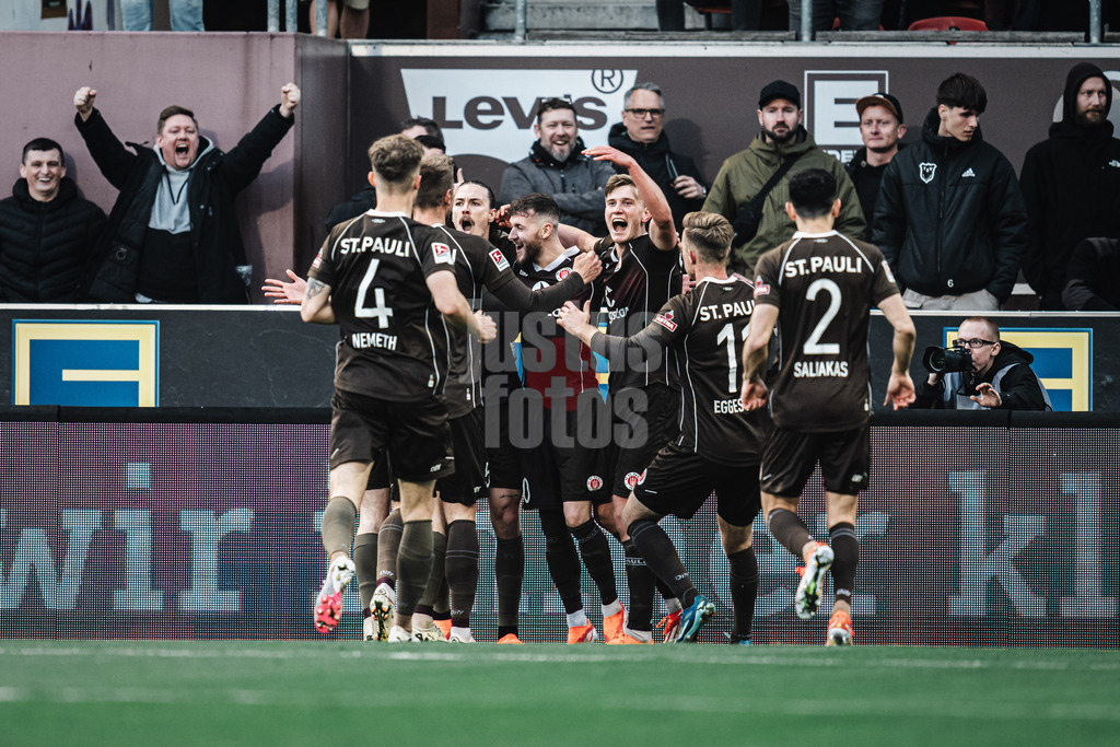 Fußball | Männer | Saison 2023/2024 | 2. Fußball-Bundesliga | 31. Spieltag | FC St. Pauli vs. FC Hansa Rostock | 26.04.2024 | Torjubel um Torschützen Jackson Irvine (#7, FC St. Pauli)