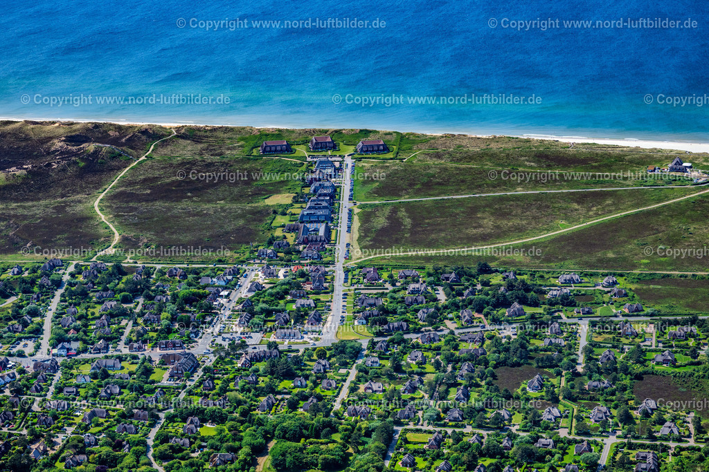 Sylt_Kampen_Kurstrasse_ELS_7116130625 | KAMPEN (SYLT) 13.06.2025 Ferienhaus Anlage Kurhausstraße in Kampen (Sylt) auf der Insel Sylt im Bundesland Schleswig-Holstein, Deutschland. Weiterführende Informationen bei: Hotel Rungholt. // Holiday house plant of the park Kurhausstrasse in Kampen (Sylt) at the island Sylt in the state Schleswig-Holstein, Germany. Further information at: Hotel Rungholt. Foto: Martin Elsen