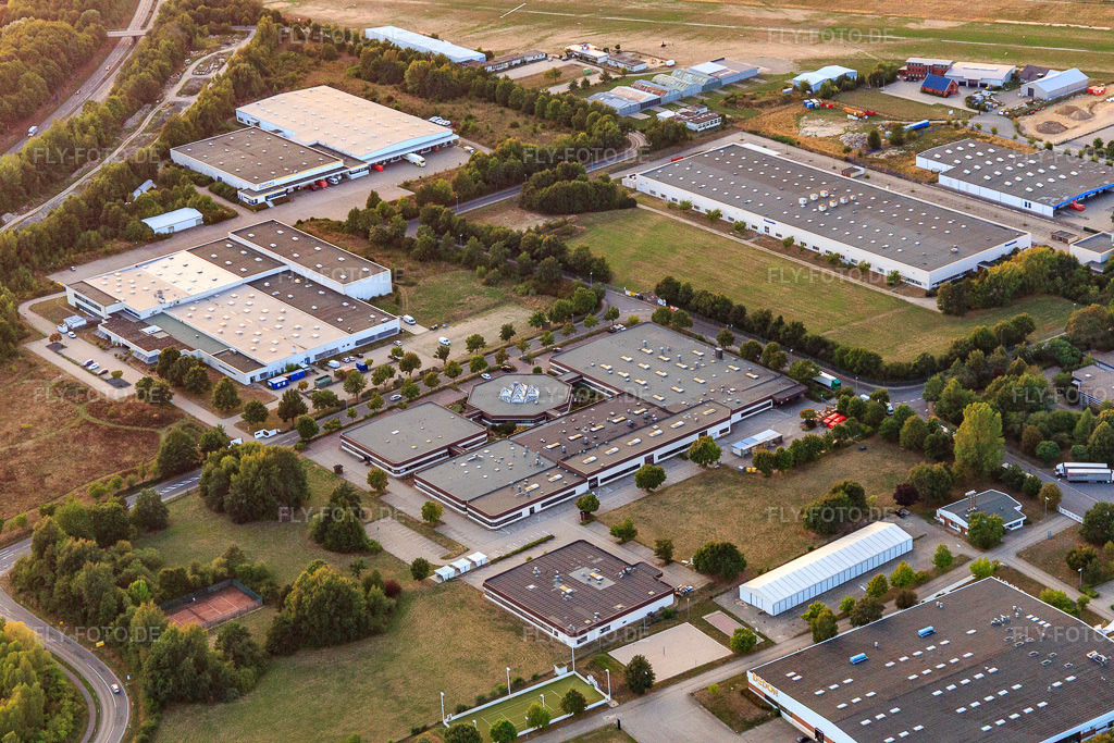 Luftbild: Nordson Engineering GmbH im Industriegebiet zwischen Hafen und Flugplatz in Lüneburg im Bundesland Niedersachsen in Deutschland. Foto: IMG_110588.jpg vom 21.08.2018 durch Werner Riehm/FLY-FOTO.deWWW.NORDSON.COM
