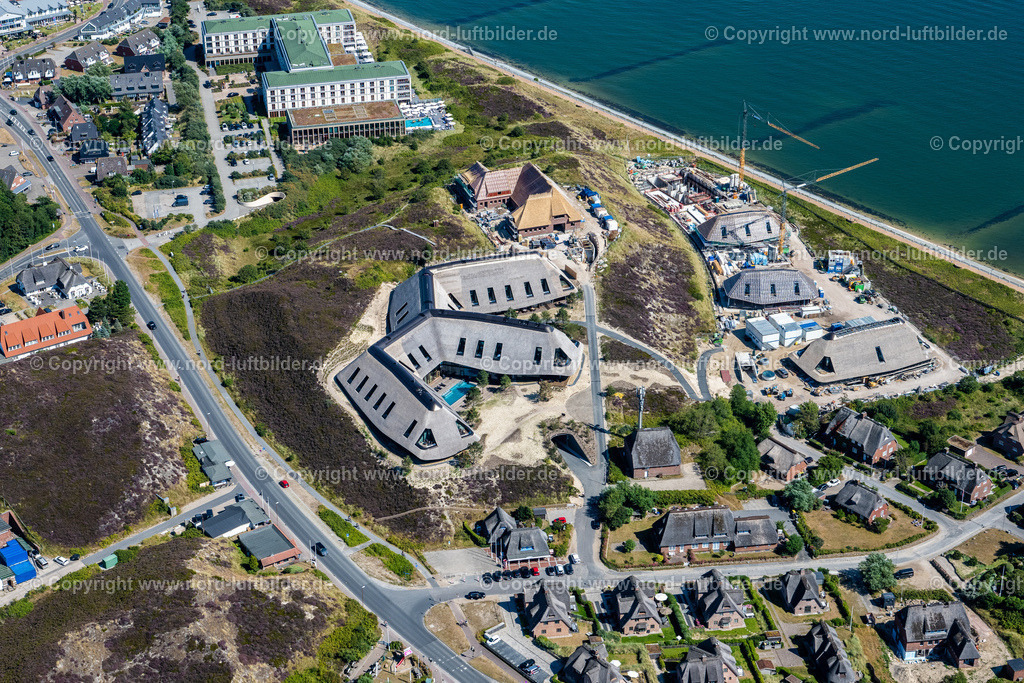 Sylt_List_Lanserhof_ELS_0370130822 | LIST 13.08.2022 Neubau- Baustelle der Hotelanlage " Lanserhof " auf der Insel Sylt im Bundesland Schleswig-Holstein, Deutschland. Weiterführende Informationen bei: BPK Brandschutz Planung Klingsch GmbH,  DS-Plan Ingenieurgesellschaft für ganzheitliche Bauberatung und Generalfachplanung mbH,  Drees & Sommer SE,  HÖFT BAU SYLT GmbH & Co. KG,  Lanserhof GmbH,  Schoeller & von Rehlingen PR GmbH. // New construction site the hotel complex " Lanserhof " on the island Sylt in the state Schleswig-Holstein, Germany. Further information at: BPK Brandschutz Planung Klingsch GmbH,  DS-Plan Ingenieurgesellschaft fuer ganzheitliche Bauberatung und Generalfachplanung mbH,  Drees & Sommer SE,  HOeFT BAU SYLT GmbH & Co. KG,  Lanserhof GmbH,  Schoeller & von Rehlingen PR GmbH. Foto: Martin Elsen