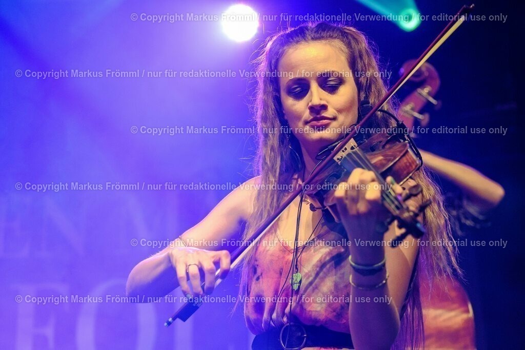 20230728-helen-maier-and-the-folks-019 | Helen Maier &amp; The Folks am Luzern Live Festival. Am Freitag 28. Juli 2023 im Hotel Schweizerhof in Luzern. Helen Maier — Violine / Alexander Graf — Violine, Bratsche / Andreas Gut — Akkordeon / Theo Känzig — Gitarre / Jonas Künzli — Kontrabass / Adrian Böckli — Schlagzeug, Percussion. Foto: Markus Frömml
