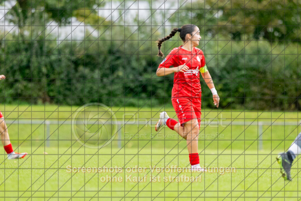 20251004_141958_0233 | #,1.FC Donzdorf (rot) vs. FC Freiburg-St. Georgen (grau), Fussball, EnBW-Oberliga B -Juniorinnen, 04. Spieltag, Saison 2025/2026, Rasenplatz, Lautertal Stadion, Süßener Straße 16, 73072 Donzdorf, 04.10.2025 - 14:00 Uhr,Foto: PhotoPeet-Sportfotografie/Peter Harich