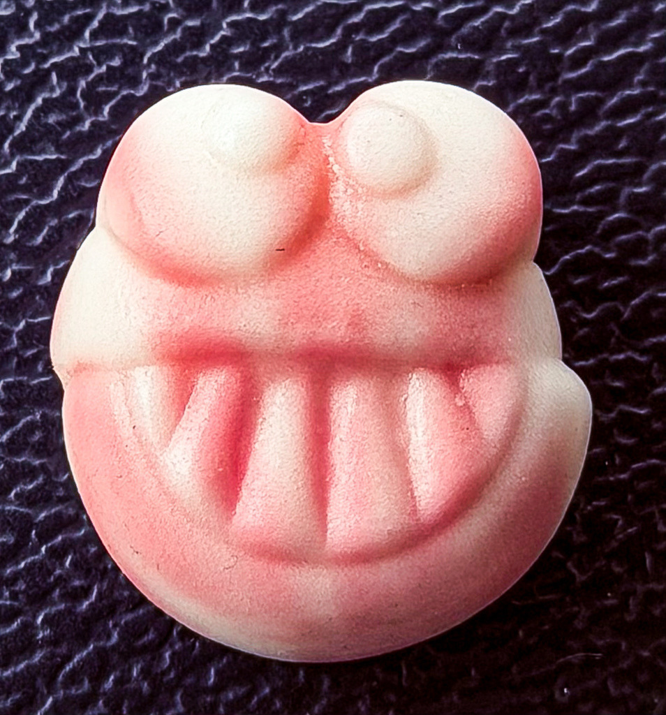 Sweet Monster – Minimalistische Pop-Art im Makro-Detail | Bringen Sie eine humorvolle, farbintensive und absolut einzigartige Energie an Ihre Wände. Diese außergewöhnliche Makrofotografie verwandelt ein alltägliches Schaumgummi-Gebiss im Raum Lörrach/Basel in eine skulpturale Pop-Art-Figur. Das feine Spiel aus zarten Rosatönen und strahlendem Weiß kontrastiert spektakulär mit der tiefschwarzen, strukturierten Oberfläche des Hintergrunds. Ein kreatives Meisterwerk moderner Fotokunst, das mit den Sehgewohnheiten bricht und jedem Betrachter sofort ein Lächeln ins Gesicht zaubert. Perfekt geeignet als cooler Eyecatcher für moderne Küchen, designbewusste Wohnzimmer, kreative Agenturen oder Zahnarztpraxen mit Sinn für Humor.Material-Empfehlung: Für dieses glänzende, poppige Motiv empfehle ich dringend den Druck auf hochglanz-versiegeltem Acrylglas. Die glänzende Oberfläche lässt die süßen Farben maximal strahlen und verleiht dem "Monster" eine täuschend echte, dreidimensionale Plastizität.Setzen Sie ein humorvolles Statement in Ihrem Zuhause – Wählen Sie jetzt Ihre Wunschgröße und bestellen Sie dieses exklusive Premium-Wandbild![Archiv-Nr. #1041] - Realisiert mit Pictrs.com
