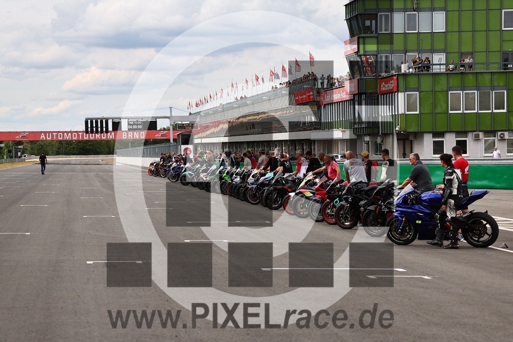 startendurance-20250830_07290 | Schöne Erinnerungen an spannende Momente - das festzuhalten ist unser Job. PIXELrace.de ist seit 2003 auf den Rennstrecken Europas unterwegs um die Action draußen beim Fahren und die wunderbare Stimmung imm Fahrerlager für euch einzufangen.