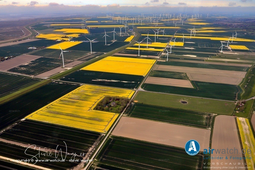 Luftbild Reußenköge, Bredstedter Koog im Kreis Nordfriesland | Bredstedter Koog, wo im Rahmen des Bürgerwindparks Reußenköge Windkraftanlagen errichtet wurden.  Dieser Windpark umfasst mehrere moderne Anlagen der 3-MW-Klasse (z. B. Vestas V112 und Nordex N117) und befindet sich in unmittelbarer Nähe.