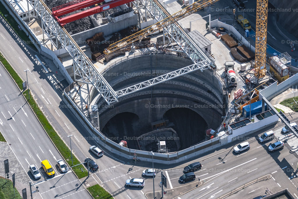 4047128 | PLIENINGEN 11.08.2021 Baustelle mit Tunnelführungsarbeiten für die Streckenführung und den Verlauf " Flughafentunnel " parallel zum Verlauf der Autobahn BAB A8 im Ortsteil Plieningen in Stuttgart im Bundesland Baden-Württemberg, Deutschland. Weiterführende Informationen bei: Ed. Züblin AG,  STRABAG Real Estate GmbH. // Construction site with tunneling work for the route and the "airport tunnel" course parallel to the course of the A8 motorway in the Plieningen district of Stuttgart in the state Baden-Wuerttemberg, Germany. Further information at: Ed. Zueblin AG,  STRABAG Real Estate GmbH. Foto: Gerhard Launer