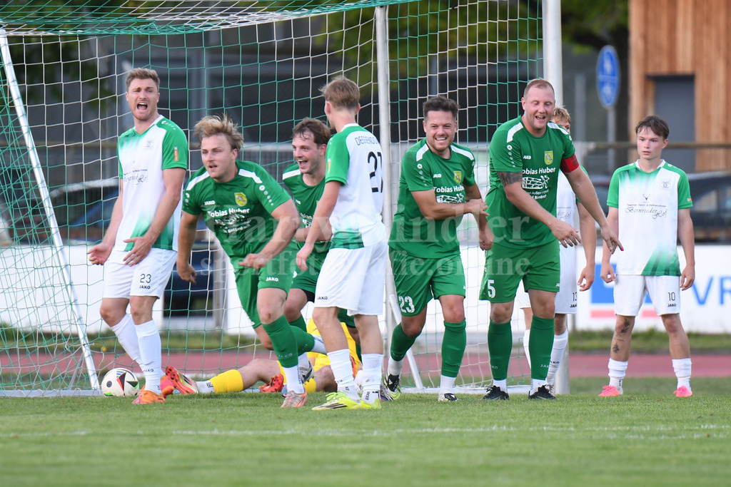 SpVgg GW Deggendorf : TSV Karpfham | 1:0 durch Johannes Dorfner (links) - Realisiert mit Pictrs.com