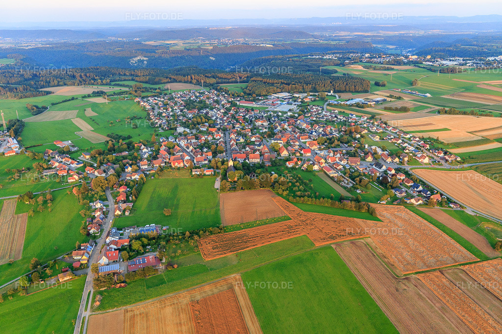 Luftbild: Ortsansicht von Nordwesten im Ortsteil Hochmössingen in Oberndorf im Bundesland Baden-Württemberg in Deutschland. Foto: IMG_128633.jpg vom 25.08.2021 durch Werner Riehm/FLY-FOTO.de