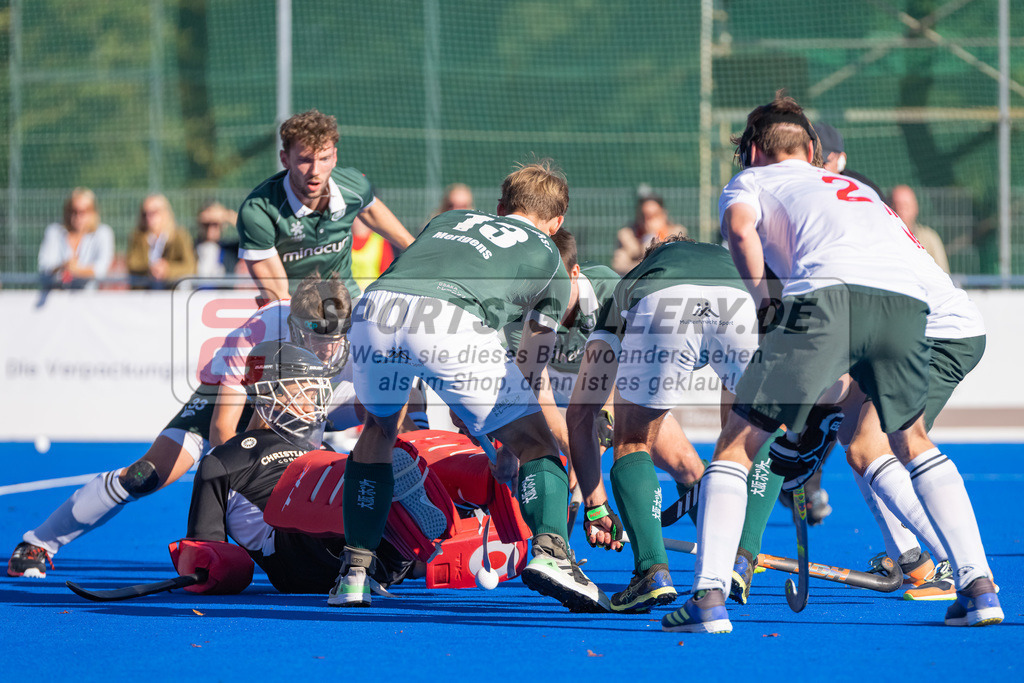 HK_20221009_100883 | 1. Bundesliga Herren Crefelder HTC - Uhlenhorst Mülheim am 9.10.2022 Crefelder HTC, Krefeld , Henrik Mertgens ( Uhlenhorst Mülheim #13 ) , Joshua Onyekwue Nnaji Torwart ( Crefelder HTC #29 )