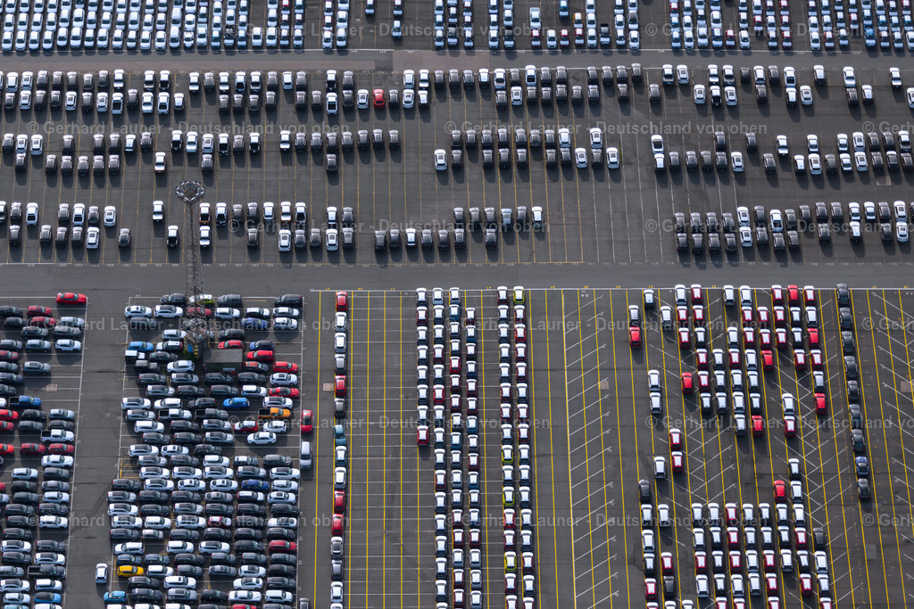 4030593 | BREMERHAVEN 01.06.2020 Parkplatz und Abstellfläche für Automobile - PKW am Überseehafen in Bremerhaven im Bundesland Bremen, Deutschland. // Parking and storage space for automobiles on Ueberseehafen in Bremerhaven in the state Bremen, Germany. Foto: Gerhard Launer