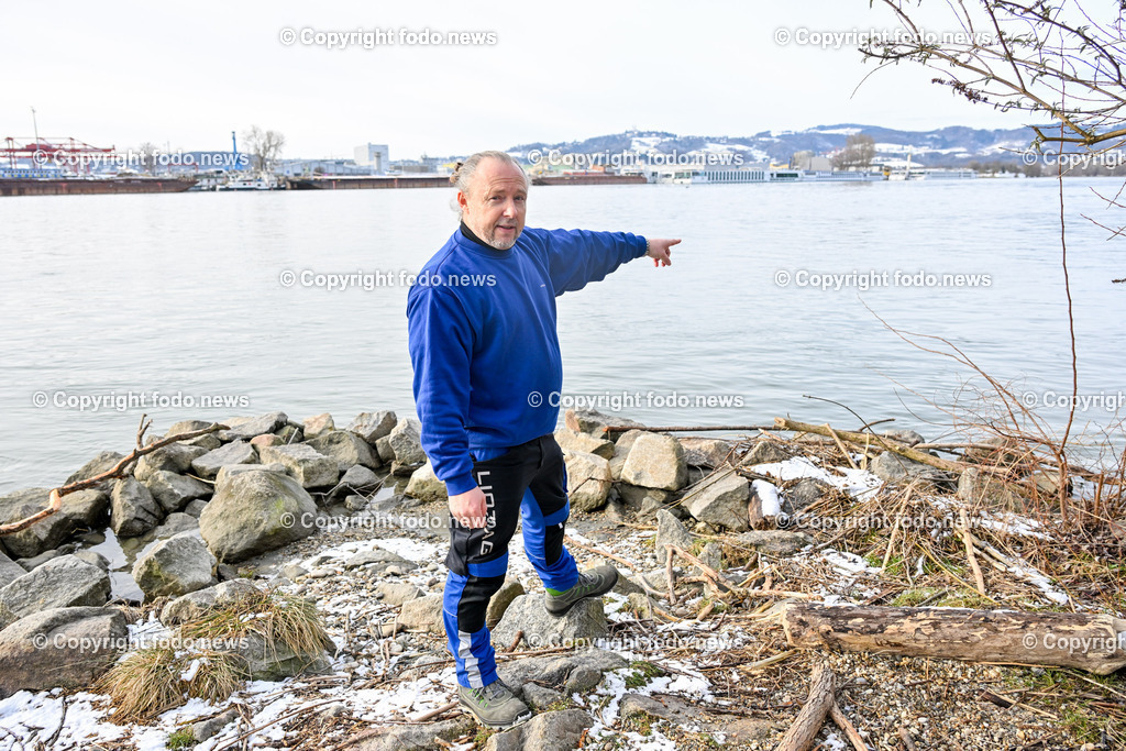 Lebensretter Christian Braeuer_ Linz AG_ 16.01.2024-2 | 16.01.2024, Linz, AUT, Plesching, im Bild Christian Braeuer (Lebensretter) an der Stelle, an welcher er die Frau aus der Donau zog
