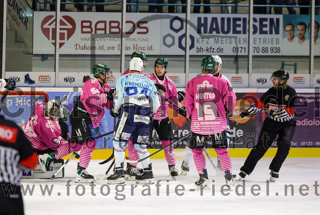 2025-10-05_130_TSV_Erding_gegen_Heilbronner_Falken | Erding, Deutschland, 05.10.2025:Eishockey, Oberliga Süd 2025 / 2026, 6. Spieltag, TSV Erding gegen Heilbronner Falken, Endergebnis: 3:1Torwart Leon Meder (Erding Gladiators, #39), Paul Pfenninger (Erding Gladiators, #58), Paul Wallek (Erding Gladiators, #44), Dennis Henter (Erding Gladiators, #19)Foto: Christian Riedel / fotografie-riedel.net