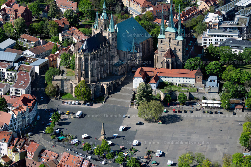 4026380 | ERFURT 07.05.2020 Kirchengebäude des Domes und Katholisches Pfarramt St. Severi an den Domstufen in Erfurt im Bundesland Thüringen. // Church building of the cathedral and catholic rectory st. severi of Erfurt in the state Thuringia. Foto: Gerhard Launer