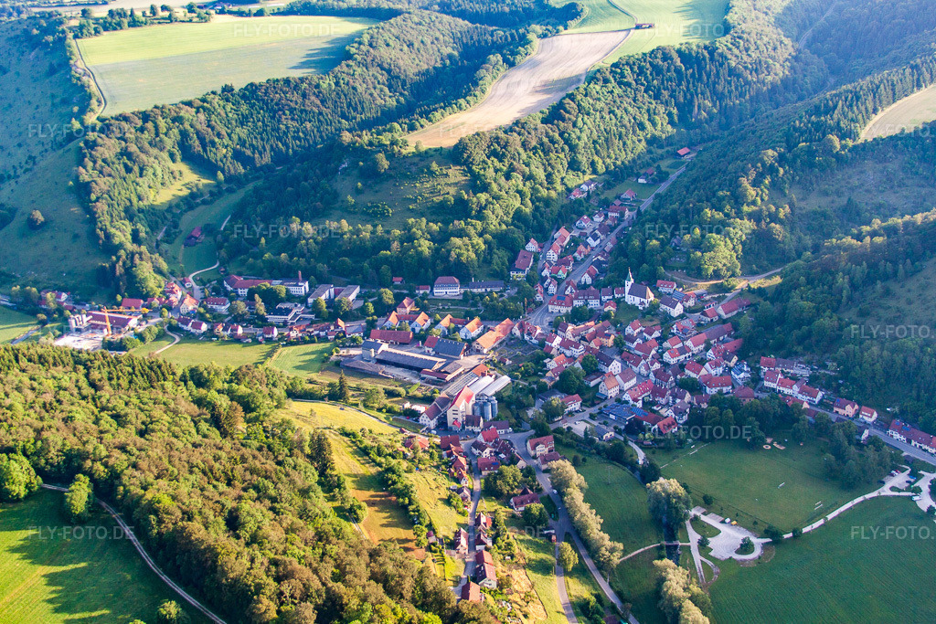 Luftbild: Ortsansicht von Süden im Ortsteil Buttenhausen in Münsingen im Bundesland Baden-Württemberg in Deutschland. Foto: IMG_67623.jpg vom 09.06.2014 durch Werner Riehm/FLY-FOTO.de