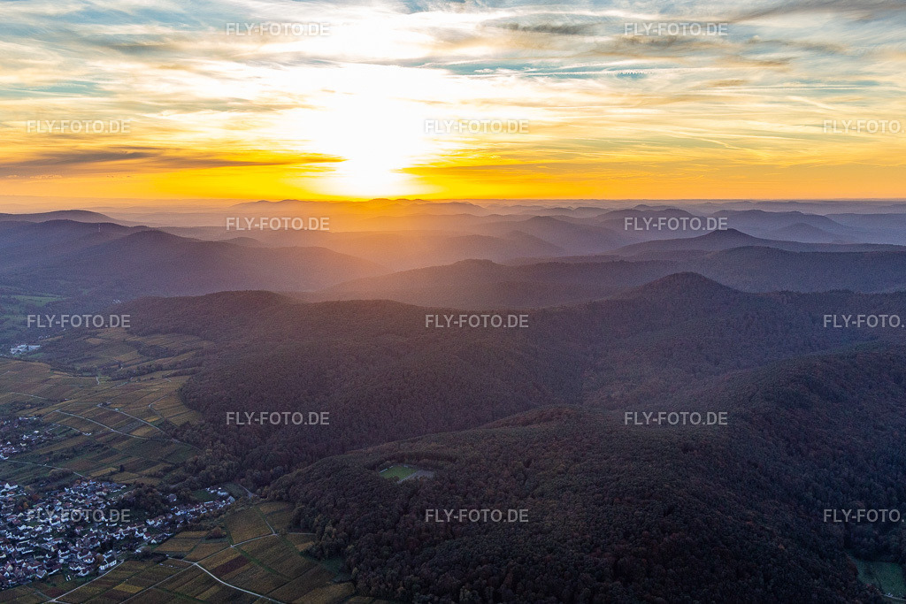 Sonnenuntergang überm Pfälzerwald | Luftbild: Sonnenuntergang überm Pfälzerwald im Ortsteil Rechtenbach in Schweigen-Rechtenbach im Bundesland Rheinland-Pfalz in Deutschland. Foto: IMG_143736.jpg vom 25.10.2024 durch ©2025 Werner Riehm fly-foto.de/copyright - Realisiert mit Pictrs.com