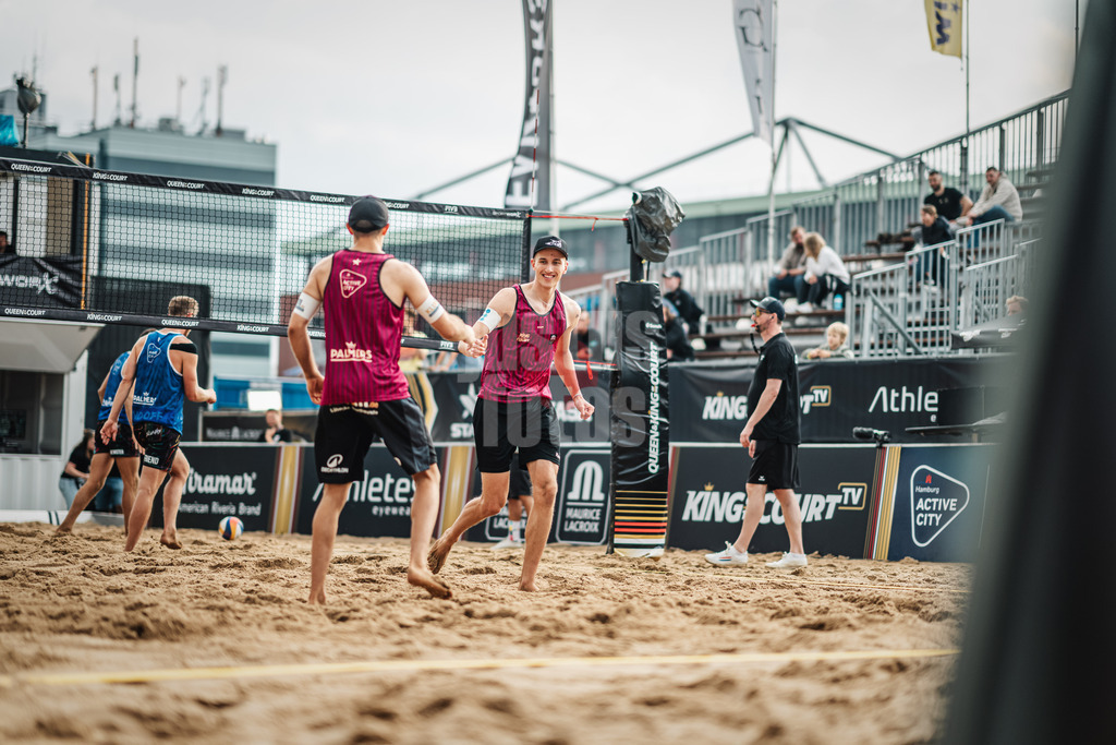 Beachvolleyball | Männer | Queen and King of the Court | Hamburg | 31.05.2024 | Momme Lorenz (rechts) klatscht ein mit Tilo Rietschel (links)