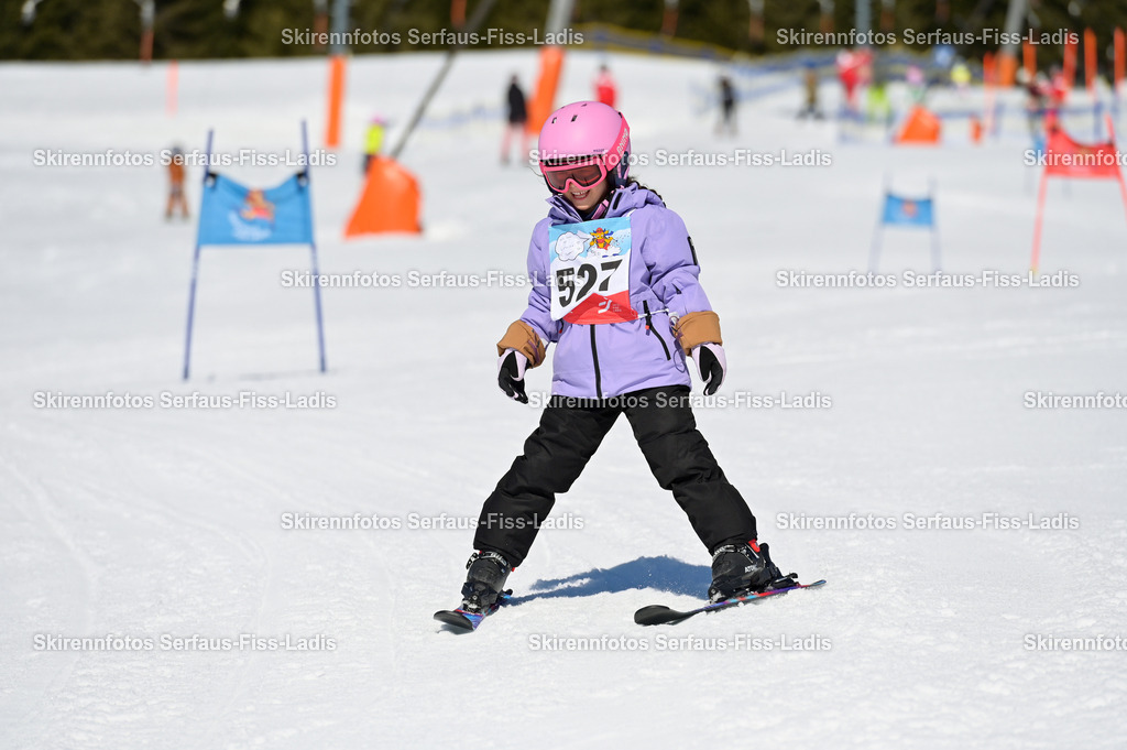 SRF_27.02.2026_504 | Skirennfotos,Serfaus,Fiss,Ladis,Kinderskirennen,Winter,Tirol,Oberland,skirace,SFL,feelfree,weil wir's genießen,ski,Ski,skifahren,Sonnenplateau, - Realisiert mit Pictrs.com