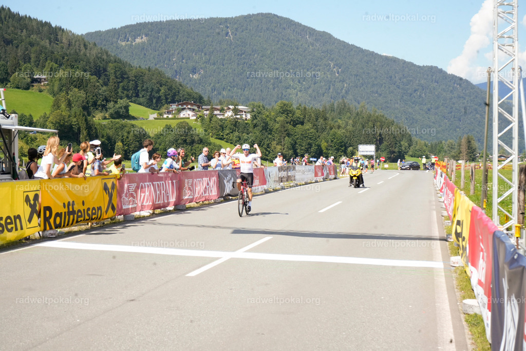 772_20230817_Bewerb_Maenner_Muehlanger | AUT - OESTERREICH, 2023-08-16: SPORT RENNRAD-FAHREN - 55. INTERNATIONALER RADWELTPOKAL IN ST. JOHANN IN TIROL  - Vintage-Radrennen mit WM-Bronze-Medaillen-Siegerin Christina Schweinberger, den Teilnehmer und Alexander Baumann (vom Orginastions-Team) - TAG 2 BEWERB MAENNER IN SECHS GRUPPEN  ; Foto: Roland Muehlanger