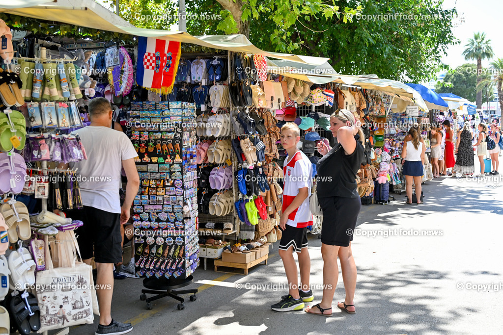 Kroatien_ Split_ 21.07.2025-160 | 21.07.2025, Kroatien, HRV, Split, im Bild Themenbild, Stadtansichten, Markt, Souvenier, Kiosk, kaufen, Menschen, Touristen, Tourismus, Feature, SymbolbildSplit zweitgroesste Stadt Kroatiens. Die Stadt ist Verwaltungssitz der Gespanschaft Split-Dalmatien 