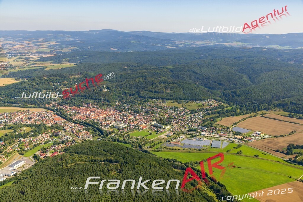 Luftbild der Stadt Wasungen - Die Luftaufnahme wurde 2025 vom UL-Flugzeug heraus erstellt ( keine Drohne ) - Hochauflösende Luftaufnahme - für professionelle Ausdrucke geeignet. Die Geschenkidee !Hier alle&nbsp;Infos zur Lizenzierung der LuftaufnahmeWir fliegen auch dieses Jahr wieder in Ihre Region um Luftbilder zu erstellen.- Luftbild anfragen