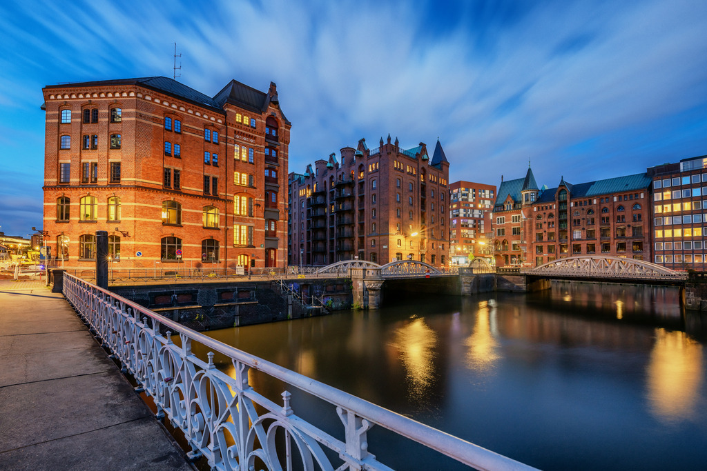 10250801 - Blaue Stunde am Kleinen Fleet | Das kleine Fleet in der Speicherstadt zur blauen Stunde.